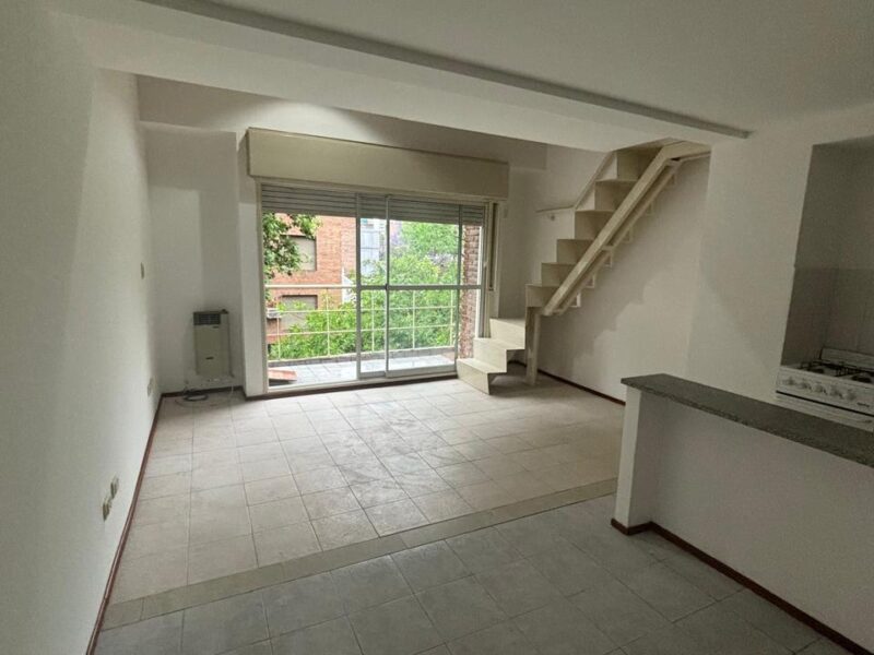 3 de febrero 2300, Nuestra Sra de Lourdes. Externo, duplex, balcón