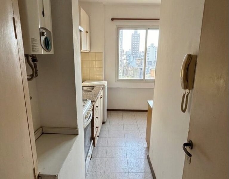 Venta Departamento en Abasto Corrientes 1900, externo balcón.